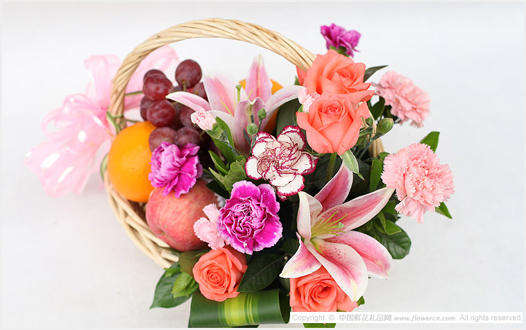 水果花篮-温馨祝福:粉香水百合1枝,粉玫瑰8枝,